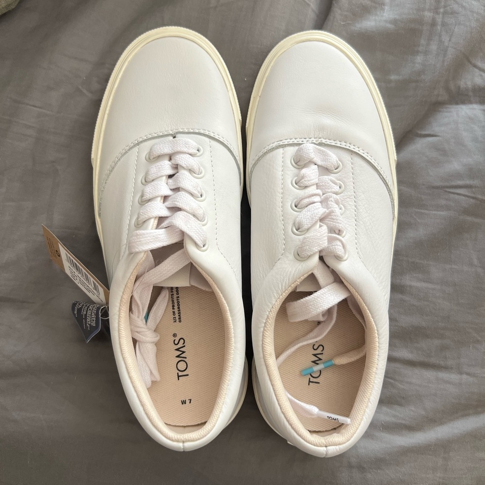 NWT size 7 Toms White Leather Sneakers with Lace-Up Design